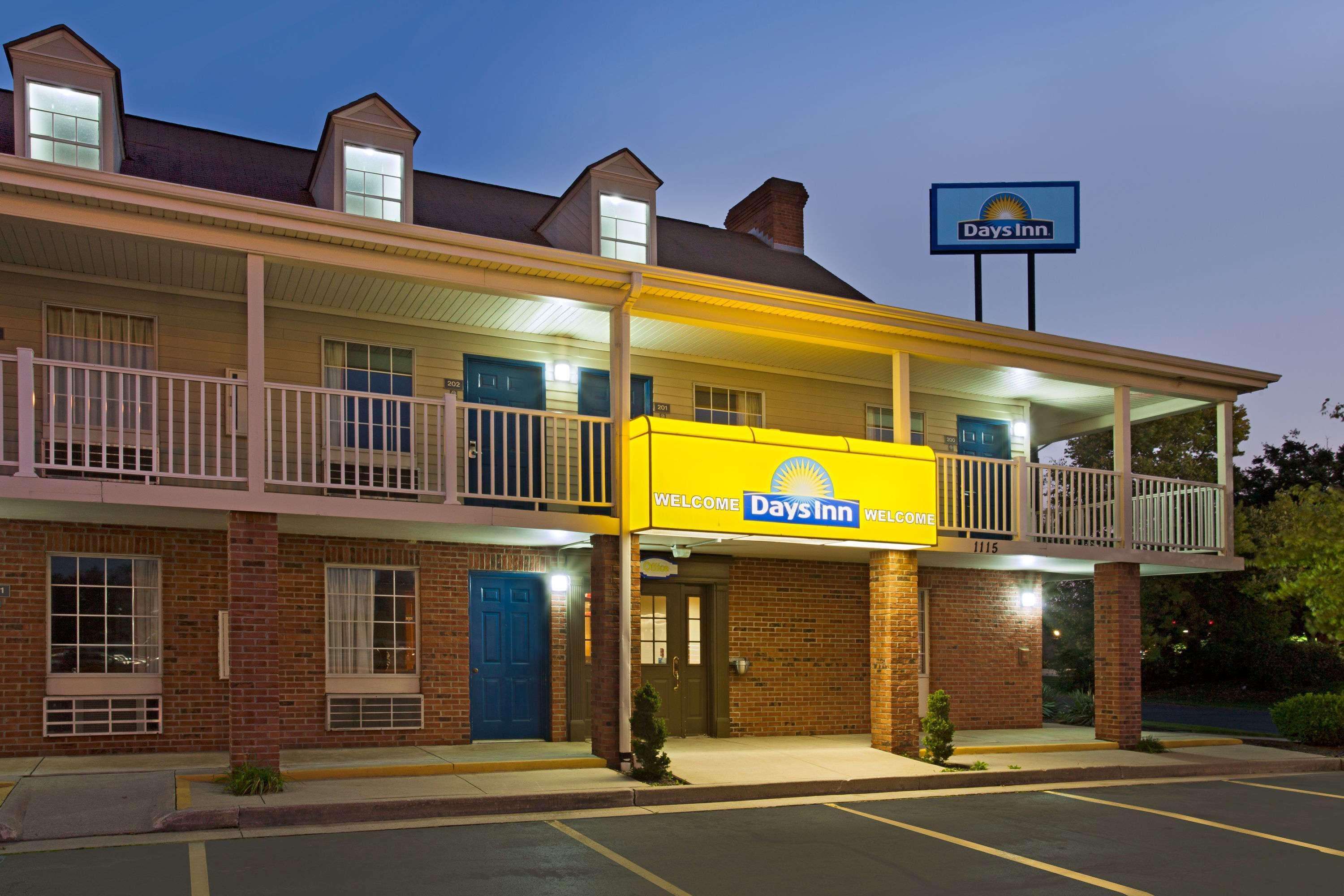Days Inn By Wyndham Auburn Exterior photo